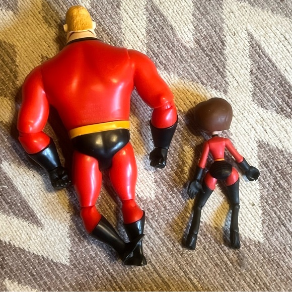 Mr. Incredible and elasti-girl action figures - Picture 3 of 5